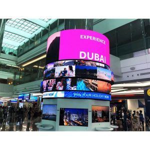 Signage numérique Location type panneau LED incurvé en P3.91 Pour devanture de magasin extérieur