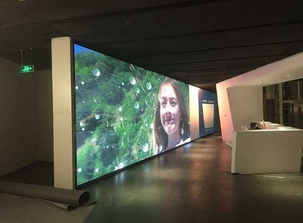 La FCC menée d'intérieur ccc de balayage de l'affichage P2 40 la plus mince de Cabinet de mur de RoHs 64x48cm LED