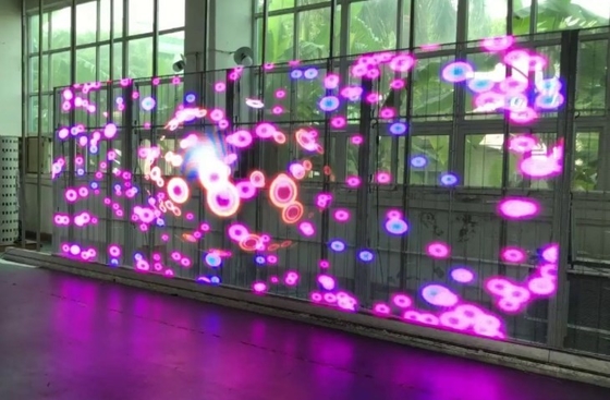 220W/ M2 d'affichage transparent 5000nits 7.8mm de LED Mesh Screen Outdoor Glass Window